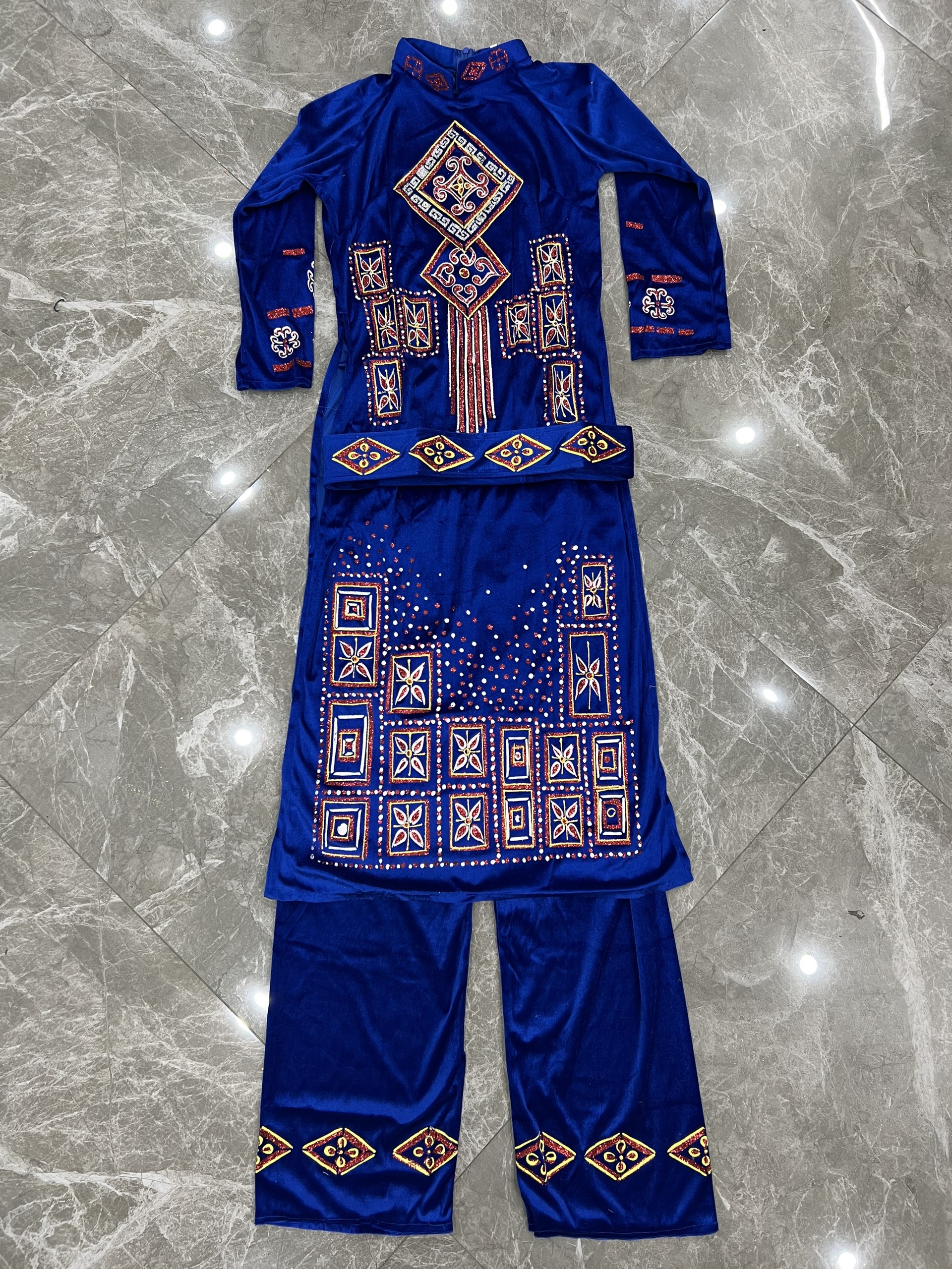 Dân tộc Tày nữ cấp 2