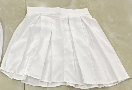Nhảy chân váy trắng