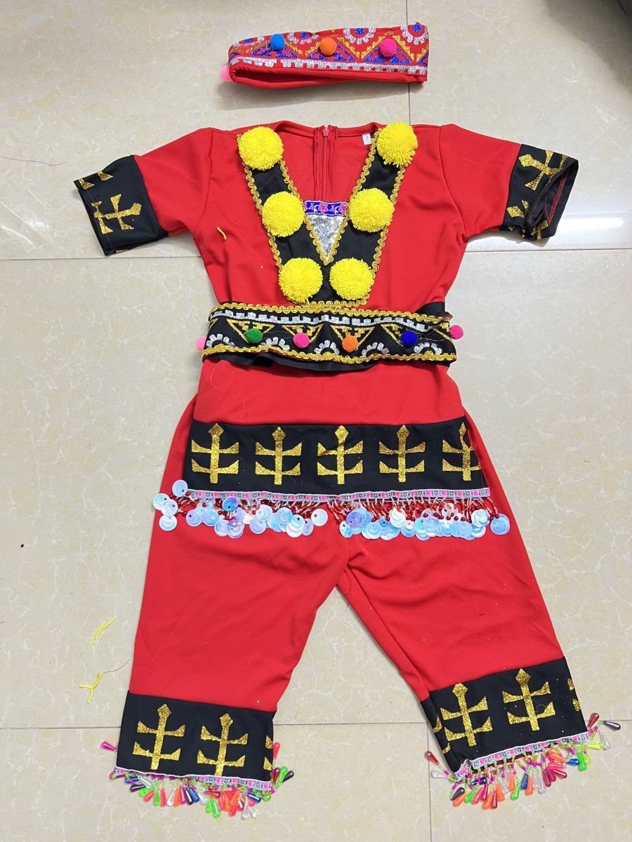 Dân tộc Dao đỏ nữ cấp 1